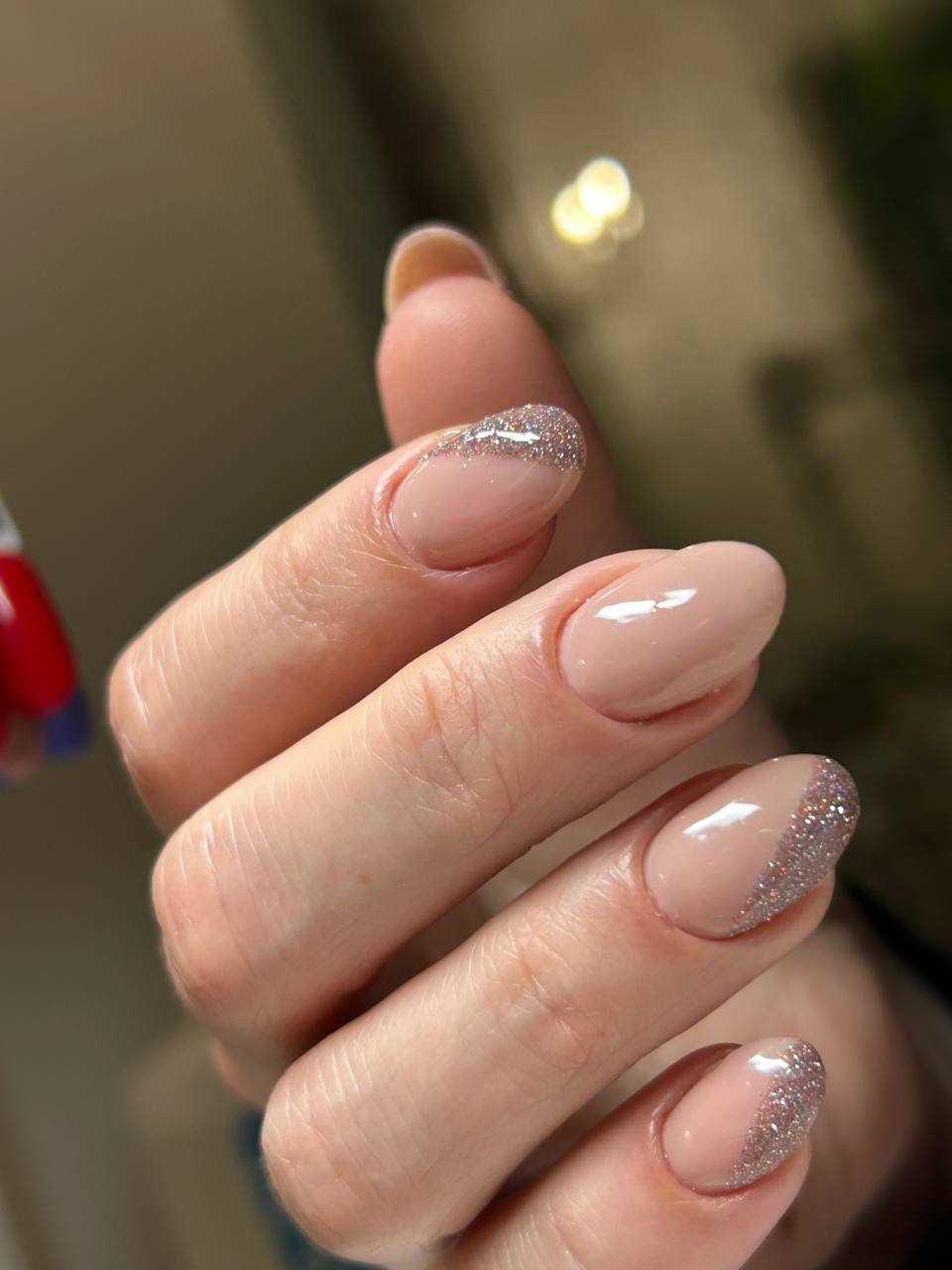 Тренд сезона: бежевый маникюр с блестками
