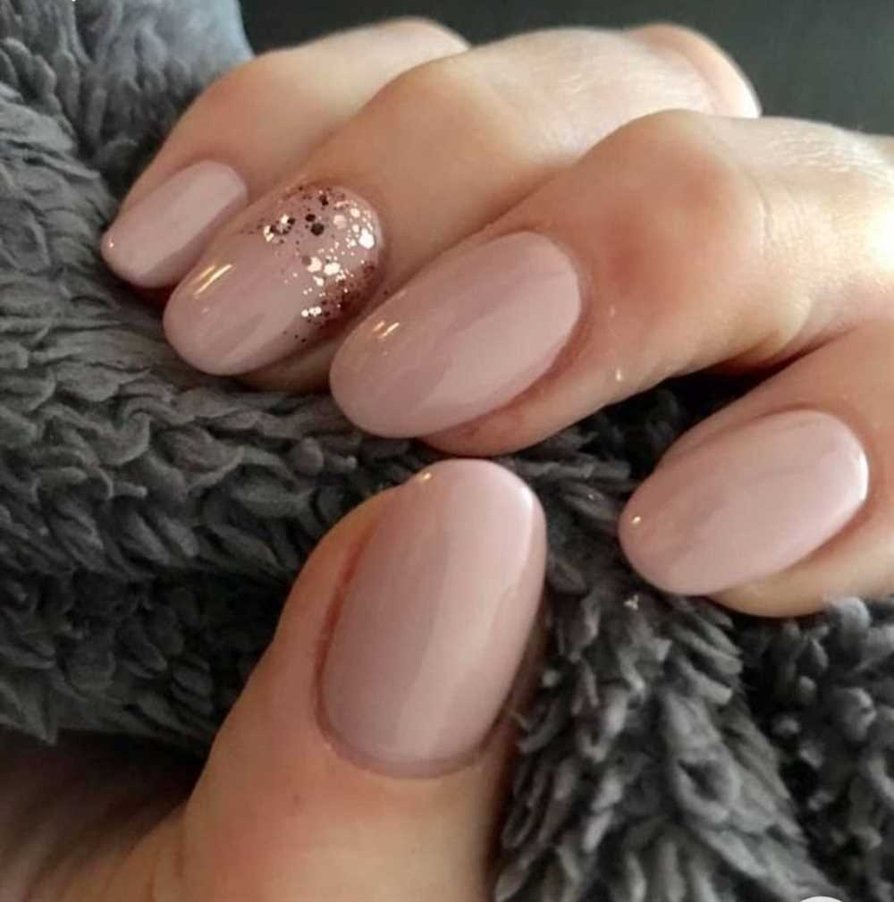 Бежевый нежный маникюр с блестками