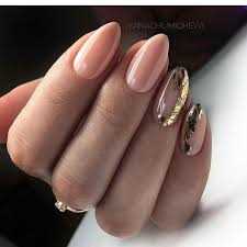 Изысканный маникюр в золотых тонах