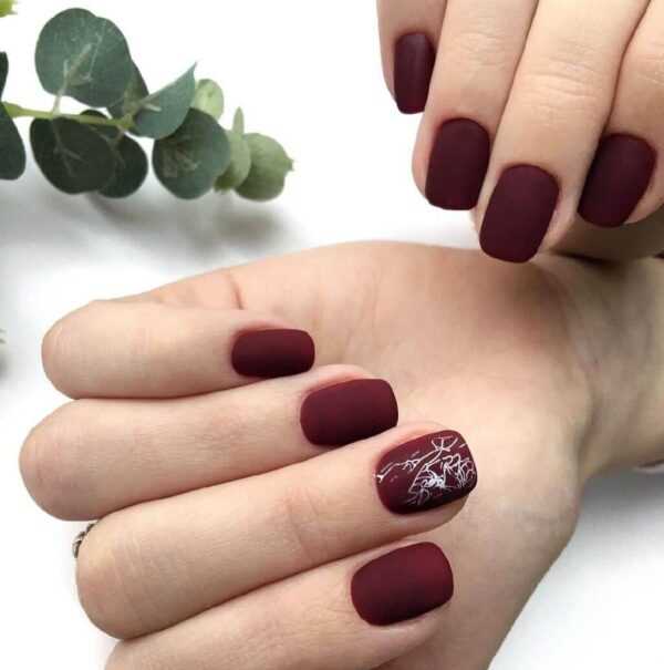 Трендовые цветовые решения для бордового маникюра