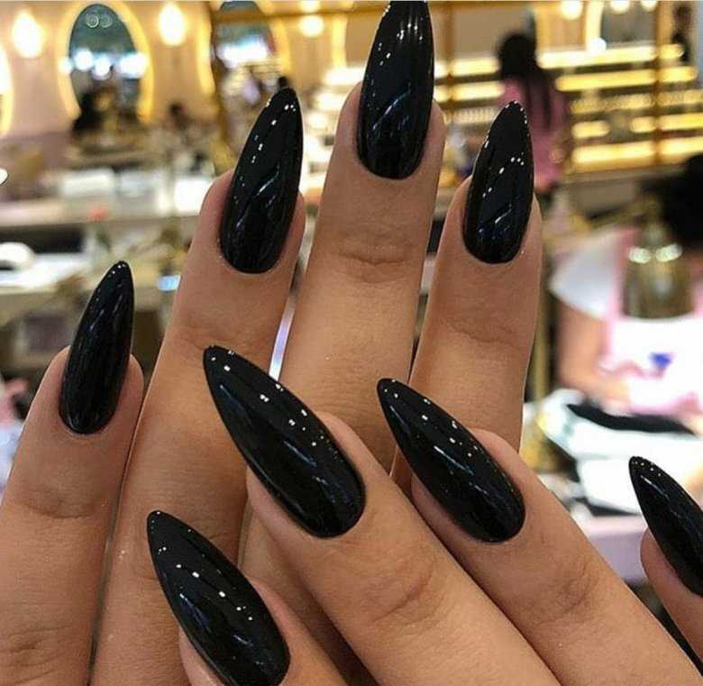 Модный стиль черного маникюра на длинные ногти миндаль