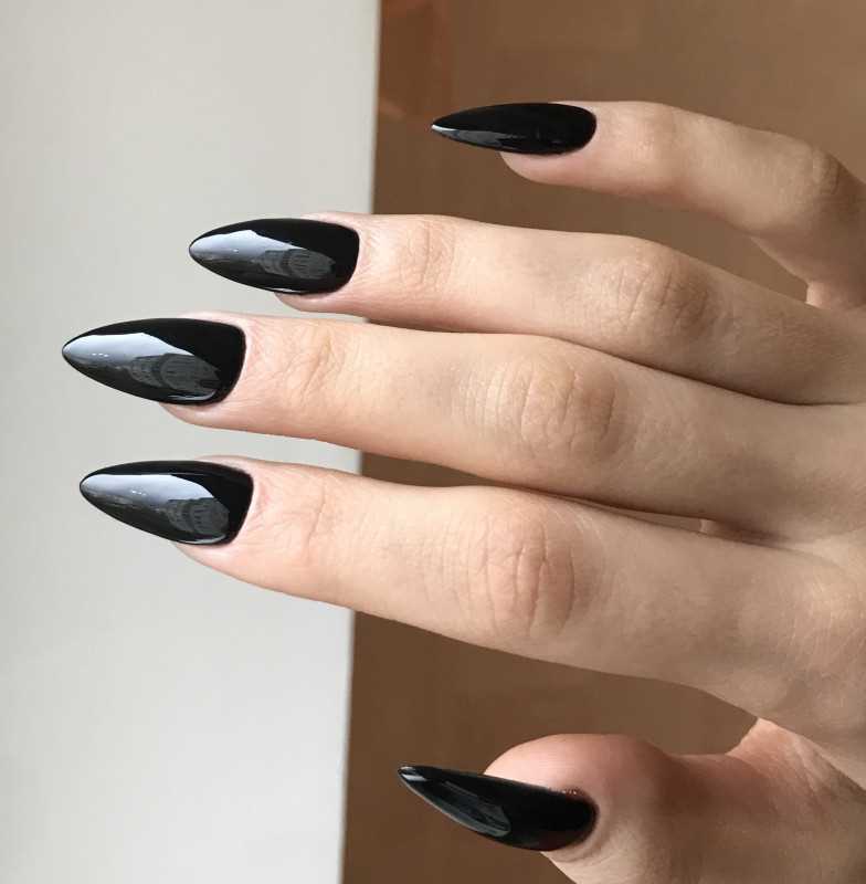 Особенности черного маникюра на длинные ногти миндаль:
