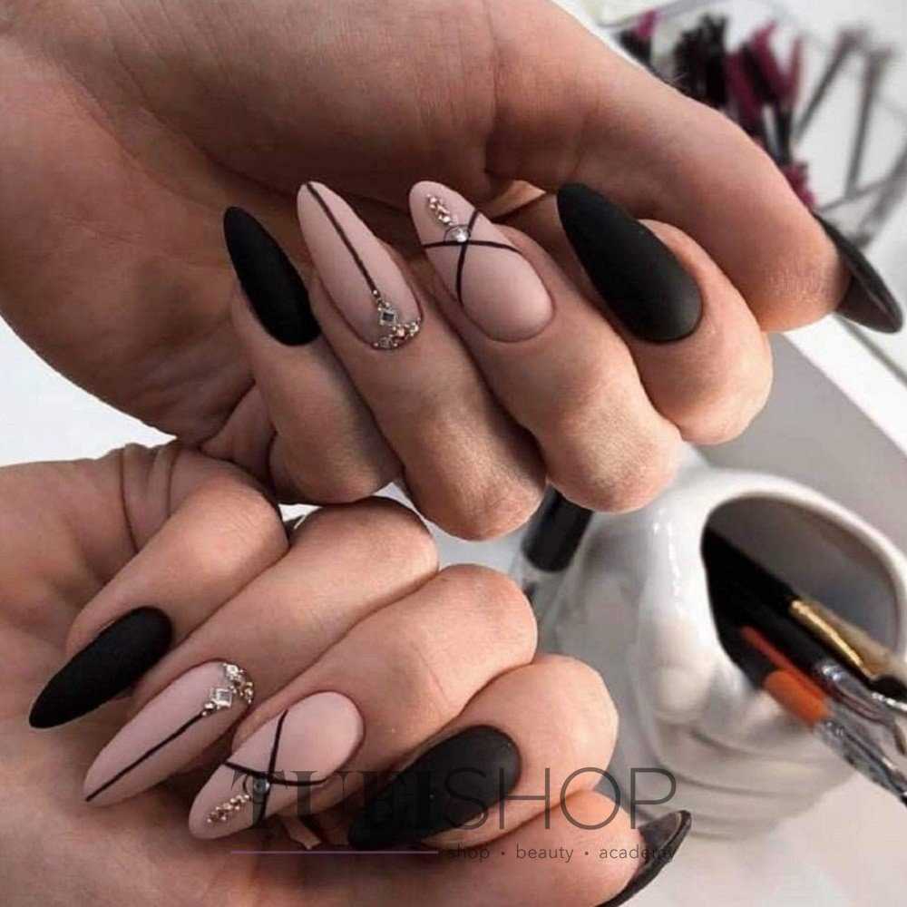 Фотографии черно-бежевого матового маникюра