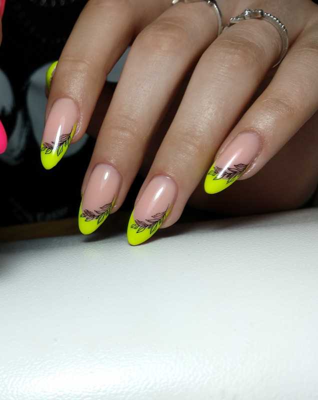 Креативный френч с рисунком: маникюр для особого случая