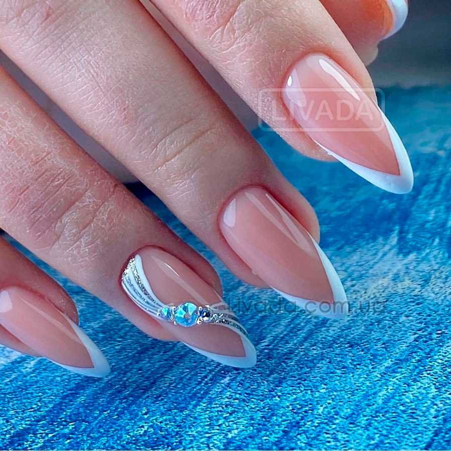 Оригинальное исполнение французского маникюра с рисунком