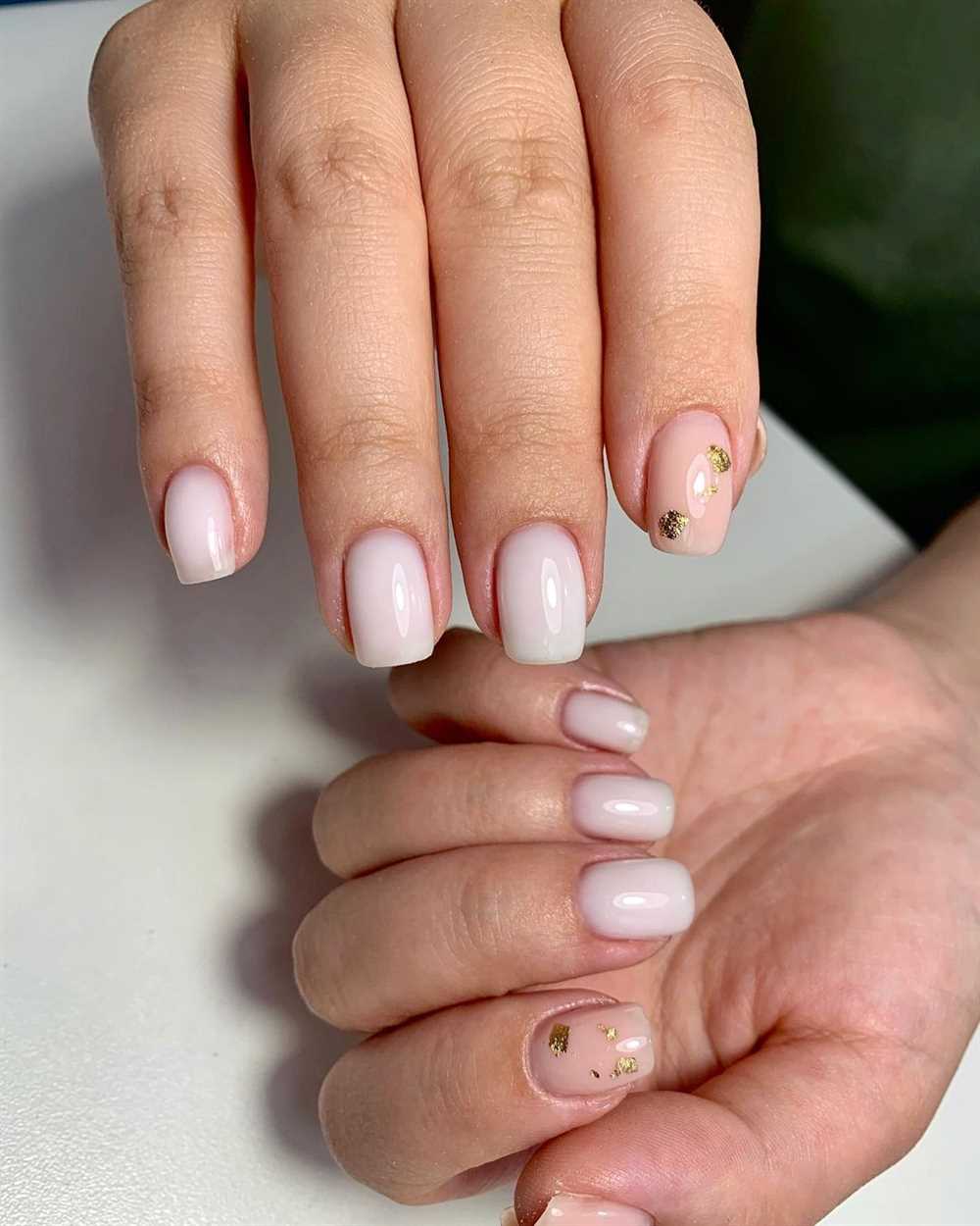 9. Нюдовый маникюр с виниловыми наклейками