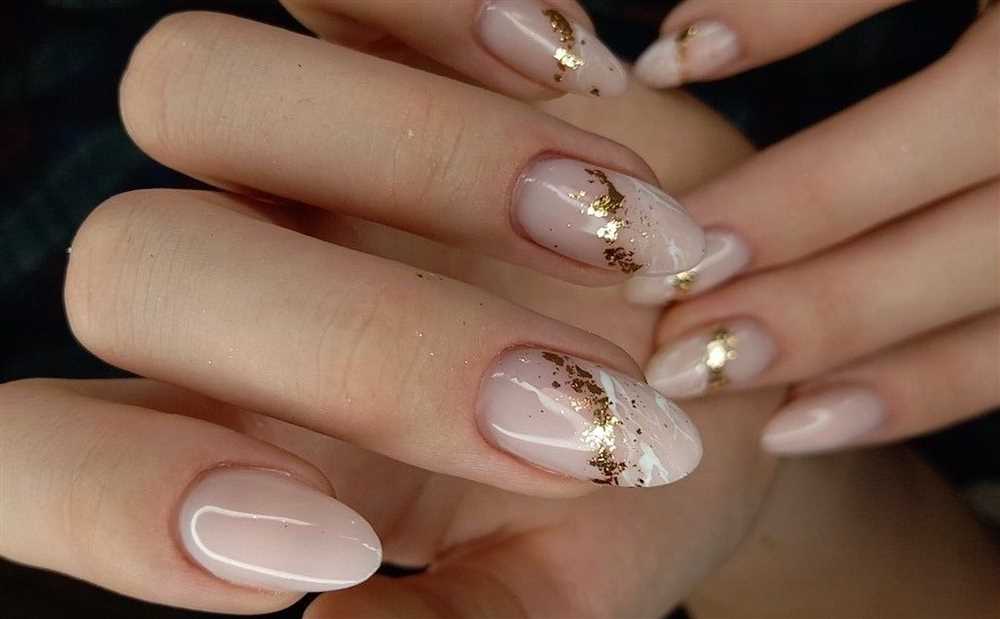 Идеи для маникюра с переливающимся эффектом и стразами: