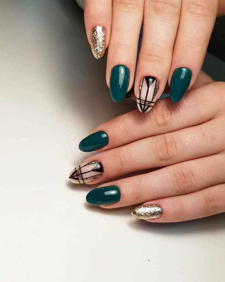 Топ-10 фото изумрудного маникюра с серебряными украшениями