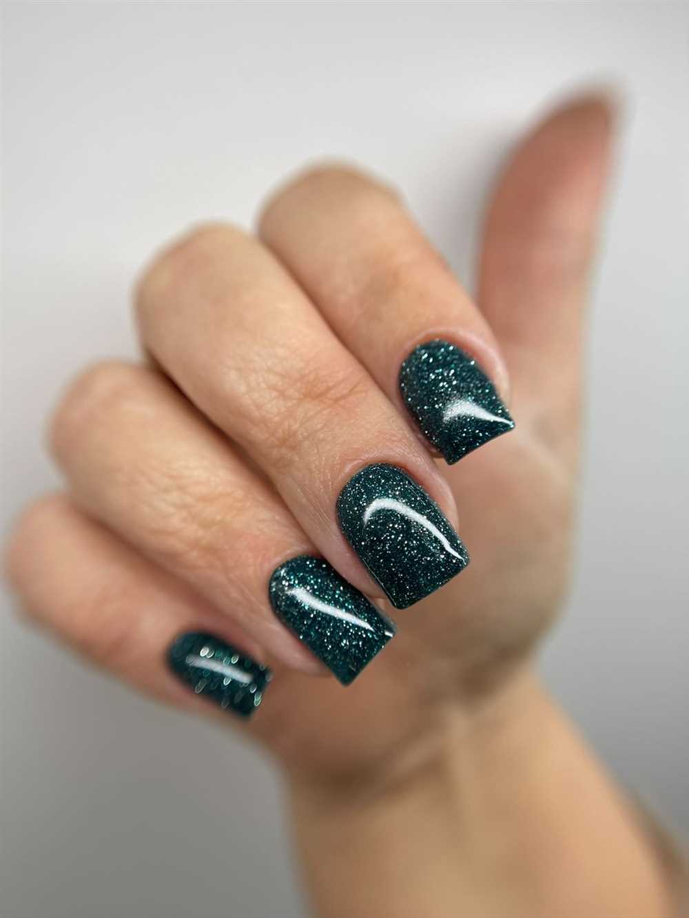 Как подобрать оттенок зеленого для изумрудного маникюра с серебром