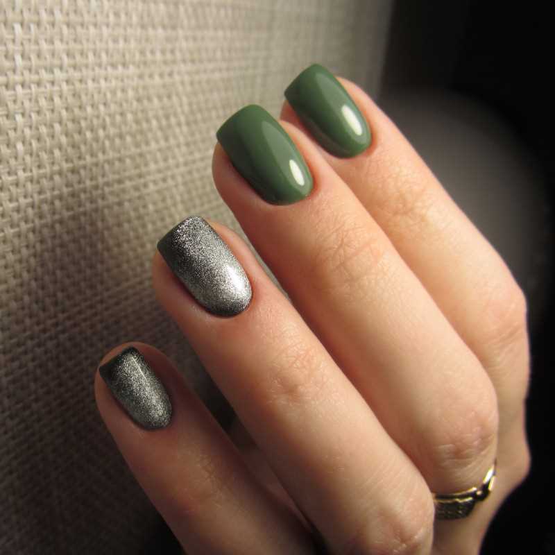 2. Изумрудный френч с серебряными полосками