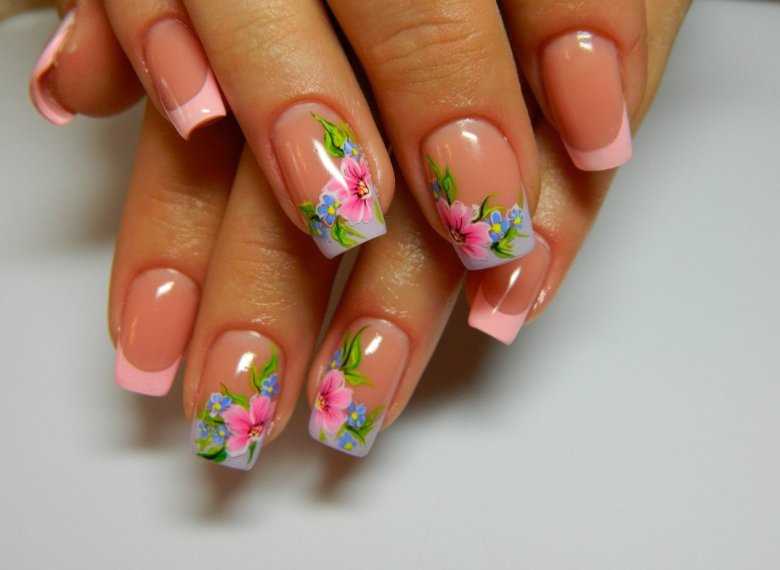 Яркие и насыщенные цветочные рисунки на френч-маникюре