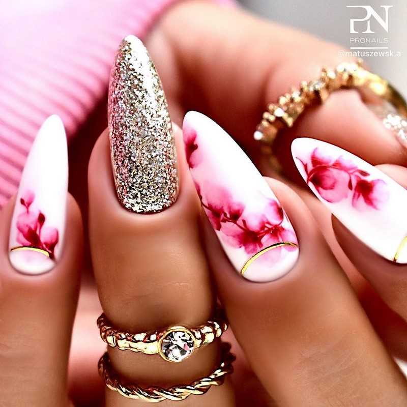 Весенний маникюр с цветочными мотивами