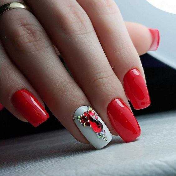 Вариант 1: Лак для ногтей с эффектом клейкой поверхности