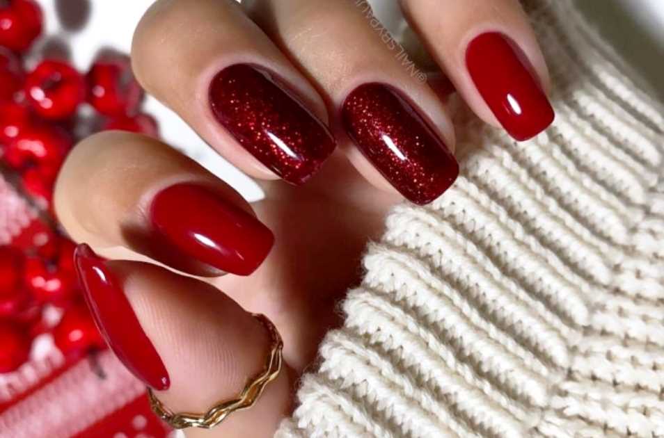 Новогодний образ с красным маникюром