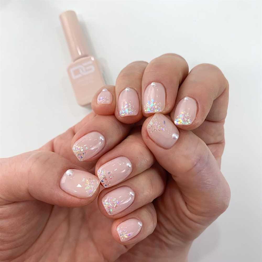 Гель-лаки и нежный маникюр с блестками: советы профессионалов