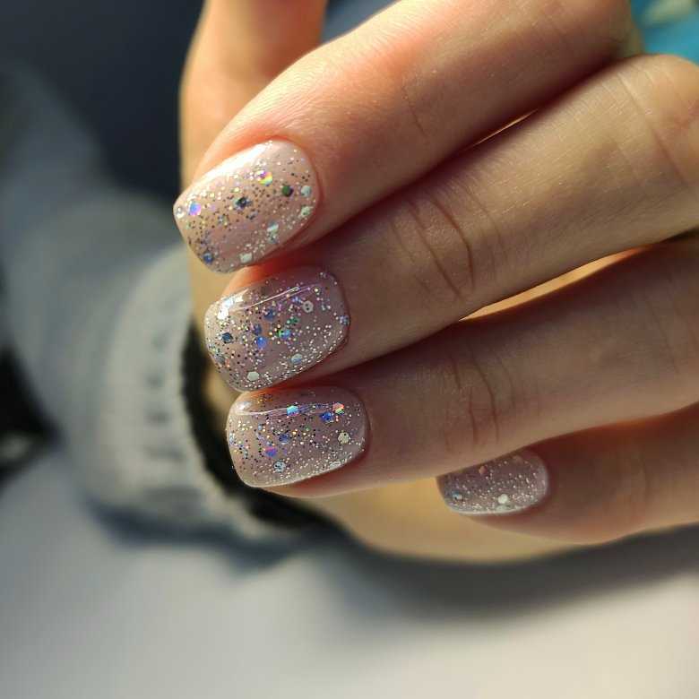 Дизайн нежного маникюра с блестками в этом сезоне