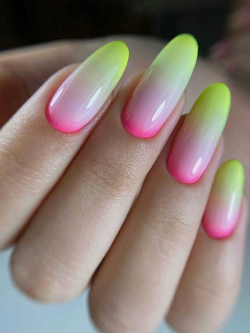 Градиентный маникюр: добавление декоративных элементов для придания особого шарма