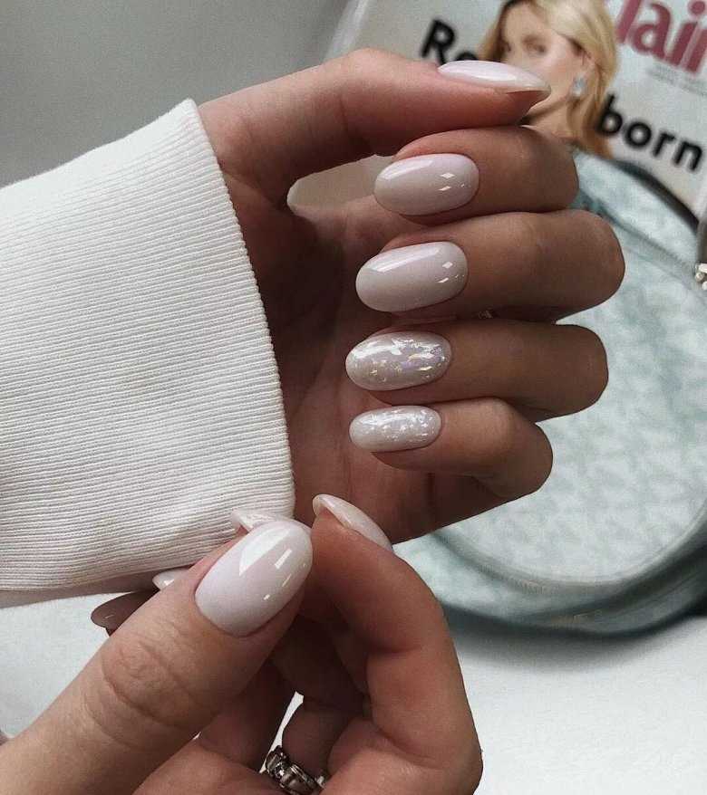 Молочный маникюр на короткие ногти