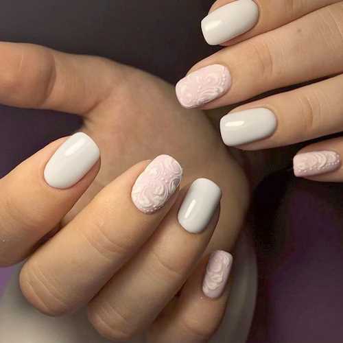 Полупрозрачный молочный маникюр