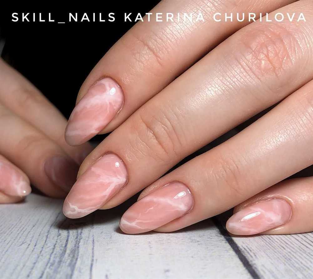 Трендовые идеи для маникюра в стиле мрамор розовый