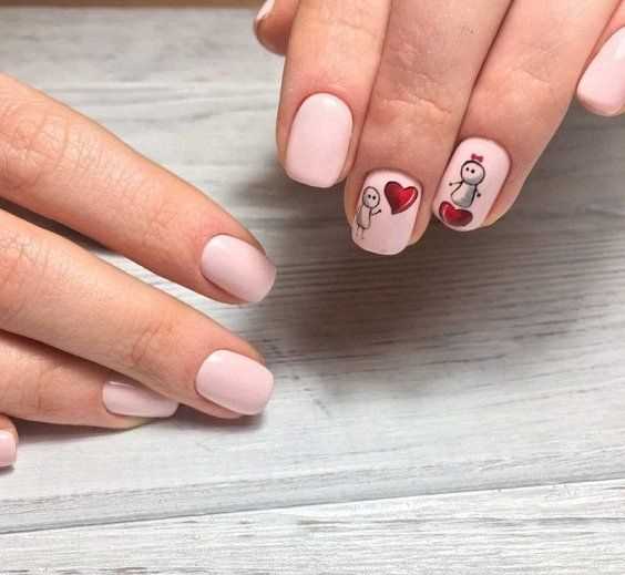 2. Маникюр с надписями