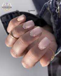 Какие варианты маникюра можно использовать с нюдовым лаком и блестками?