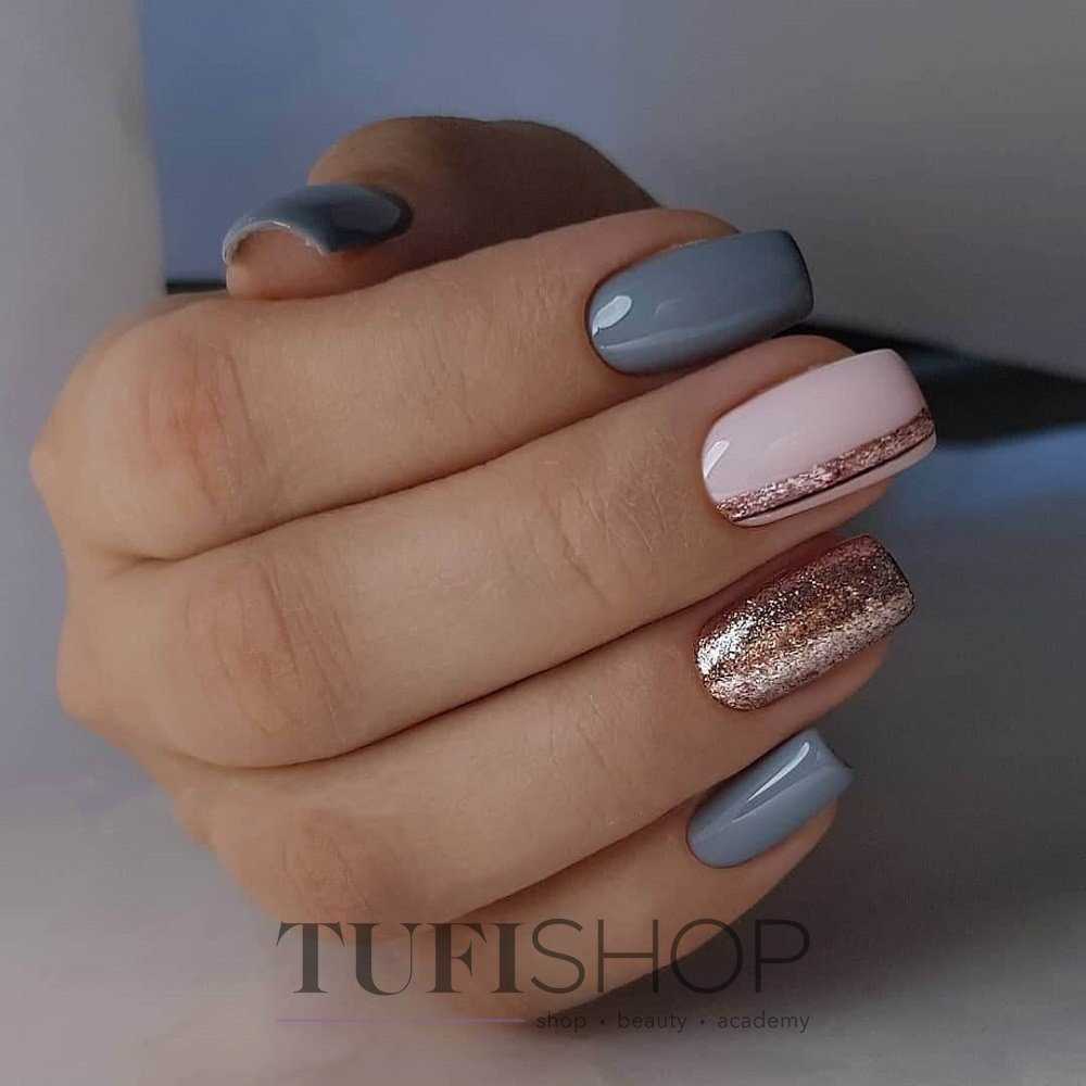 Серебристый маникюр с розовыми цветами и узорами