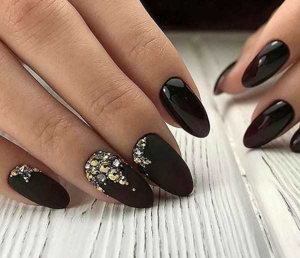 1. Украшение одного ногтя камнями