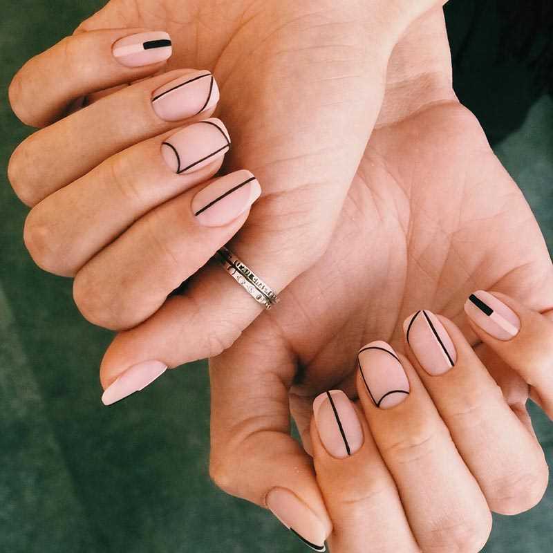 Почему маникюр с лункой пользуется популярностью?