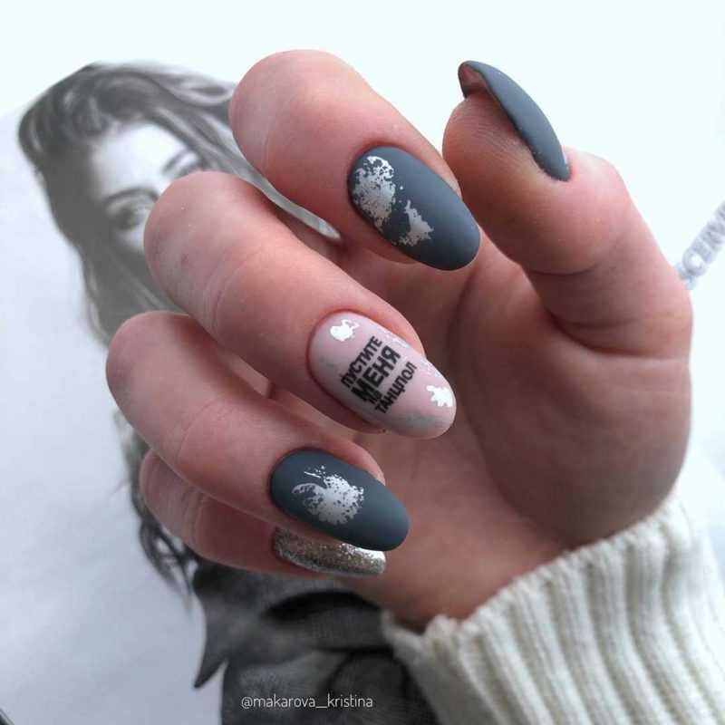 Необычный маникюр с надписью