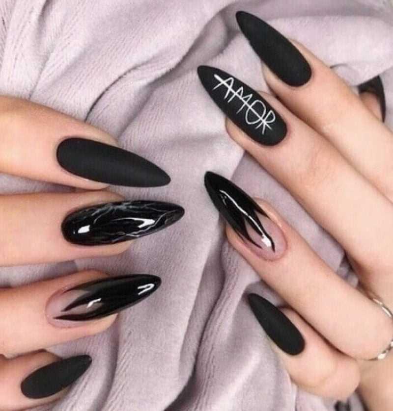 Маникюр с надписью на светлом фоне