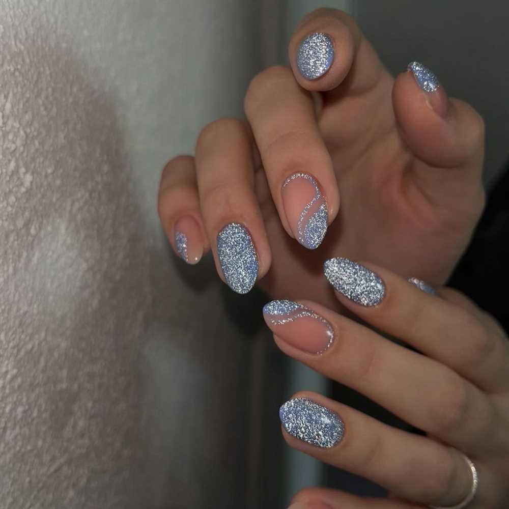 Красота и практичность светоотражающего маникюра