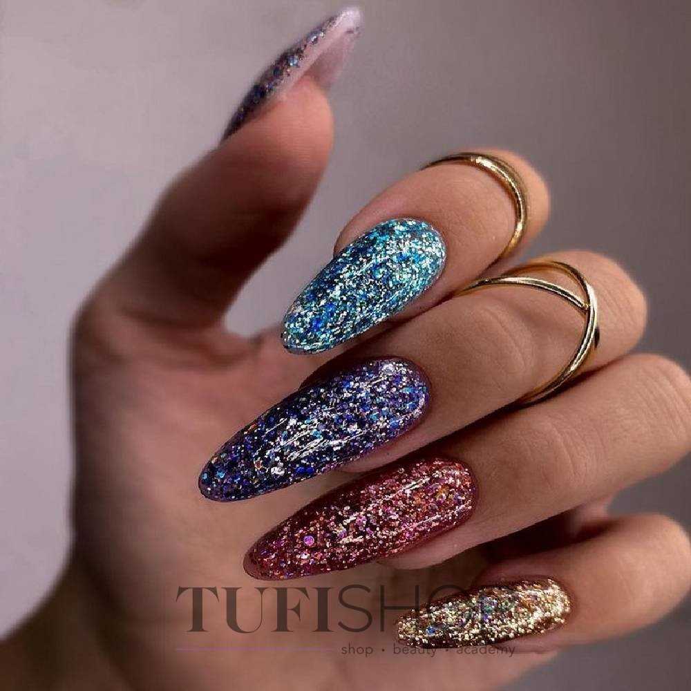 Использование стразов и других элементов