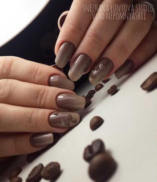 Маникюр цвета капучино с серым