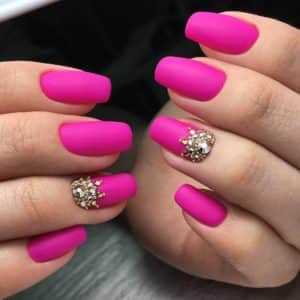 Посетите студию маникюра для создания фуксиевого маникюра