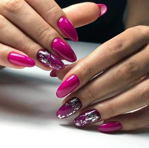 Почему маникюр фуксия так популярен