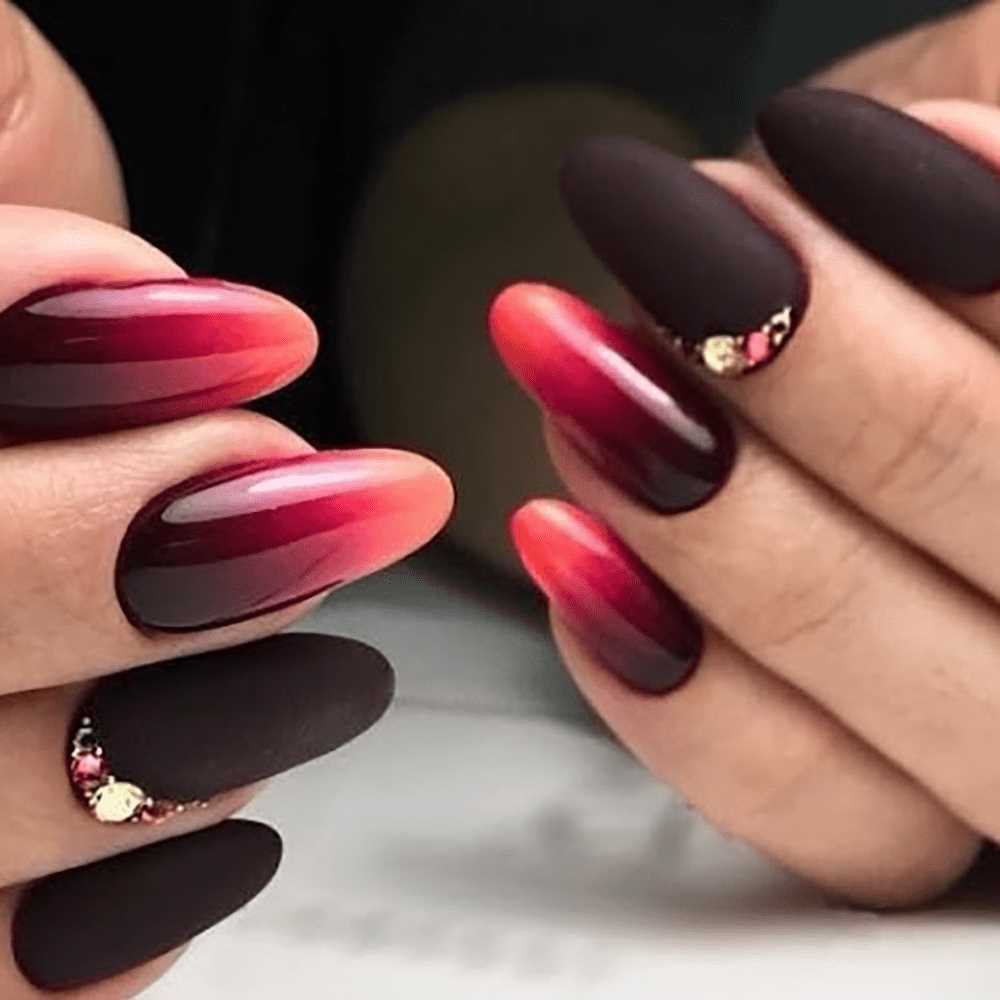 Темный маникюр для создания стильного образа