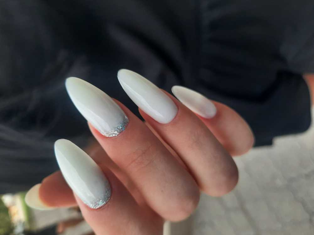 Молочный маникюр с блестками