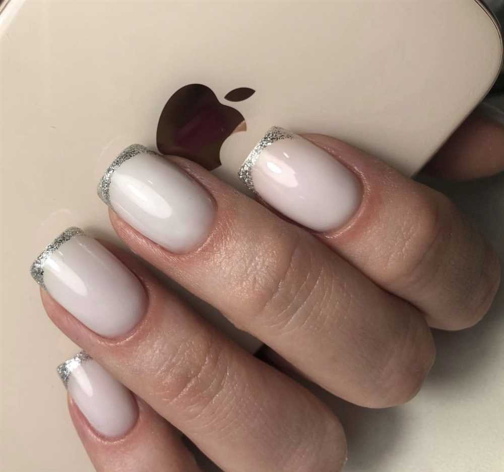 Супер-трендовые комбинации молочного маникюра с блестками