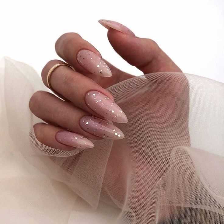 Маникюр на длинные ногти миндаль