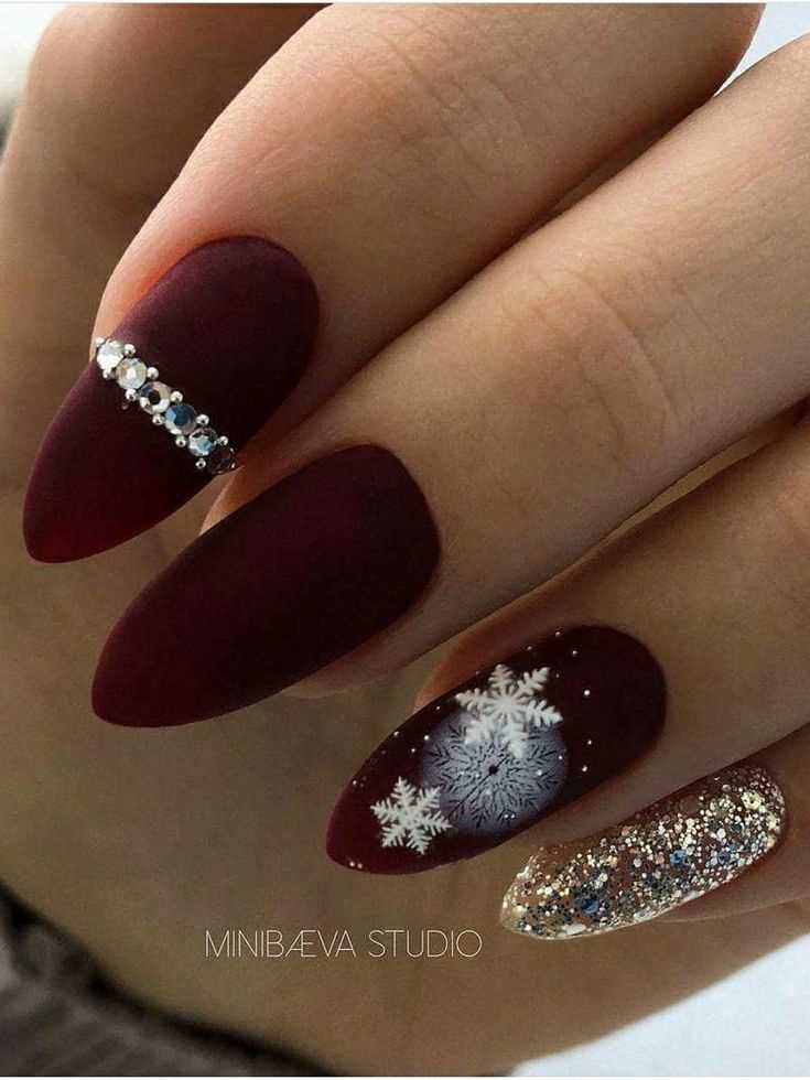 Нежный маникюр с использованием страз и стеклярусов