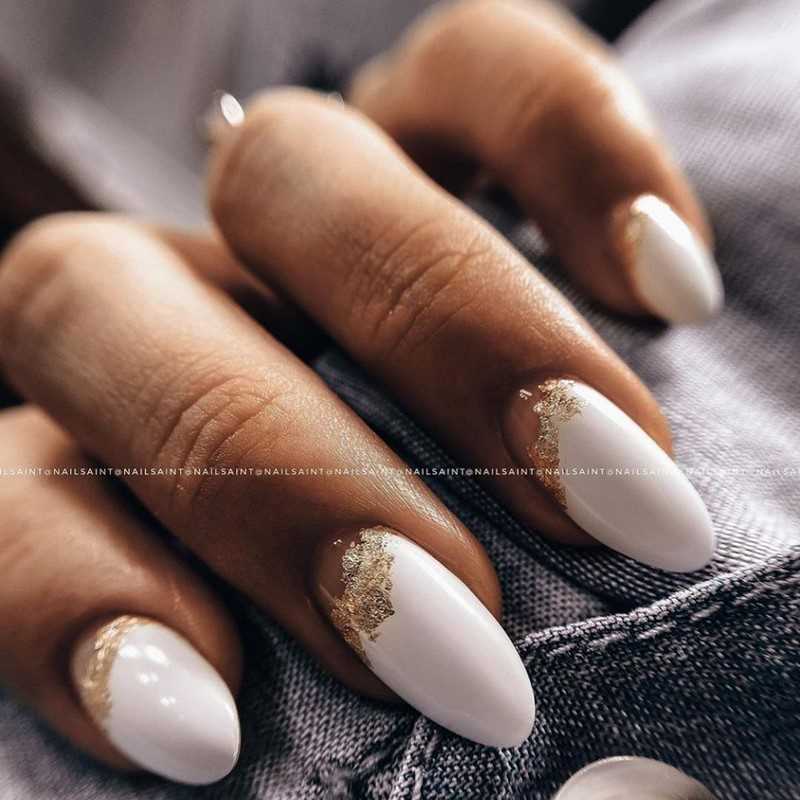 Новые тенденции нежного маникюра с поталью