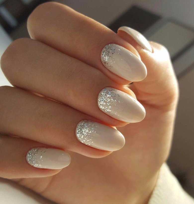 Светлый маникюр на короткие ногти