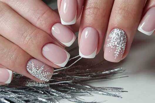 Френч маникюр для новогоднего настроения