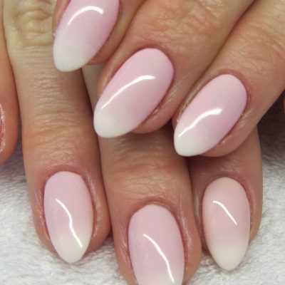 Создайте нюдовый маникюр омбре с помощью спонжа