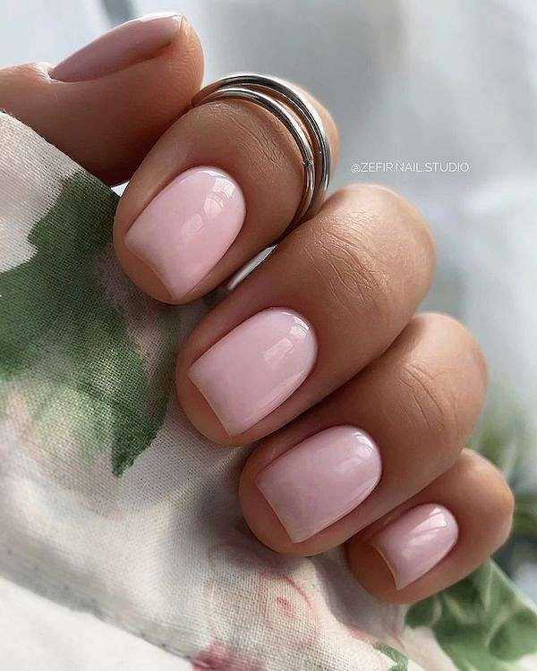 Примеры оригинального однотонного маникюра на коротких ногтях: