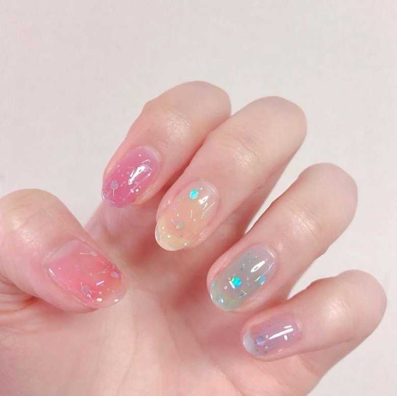 Прозрачный маникюр с блестками