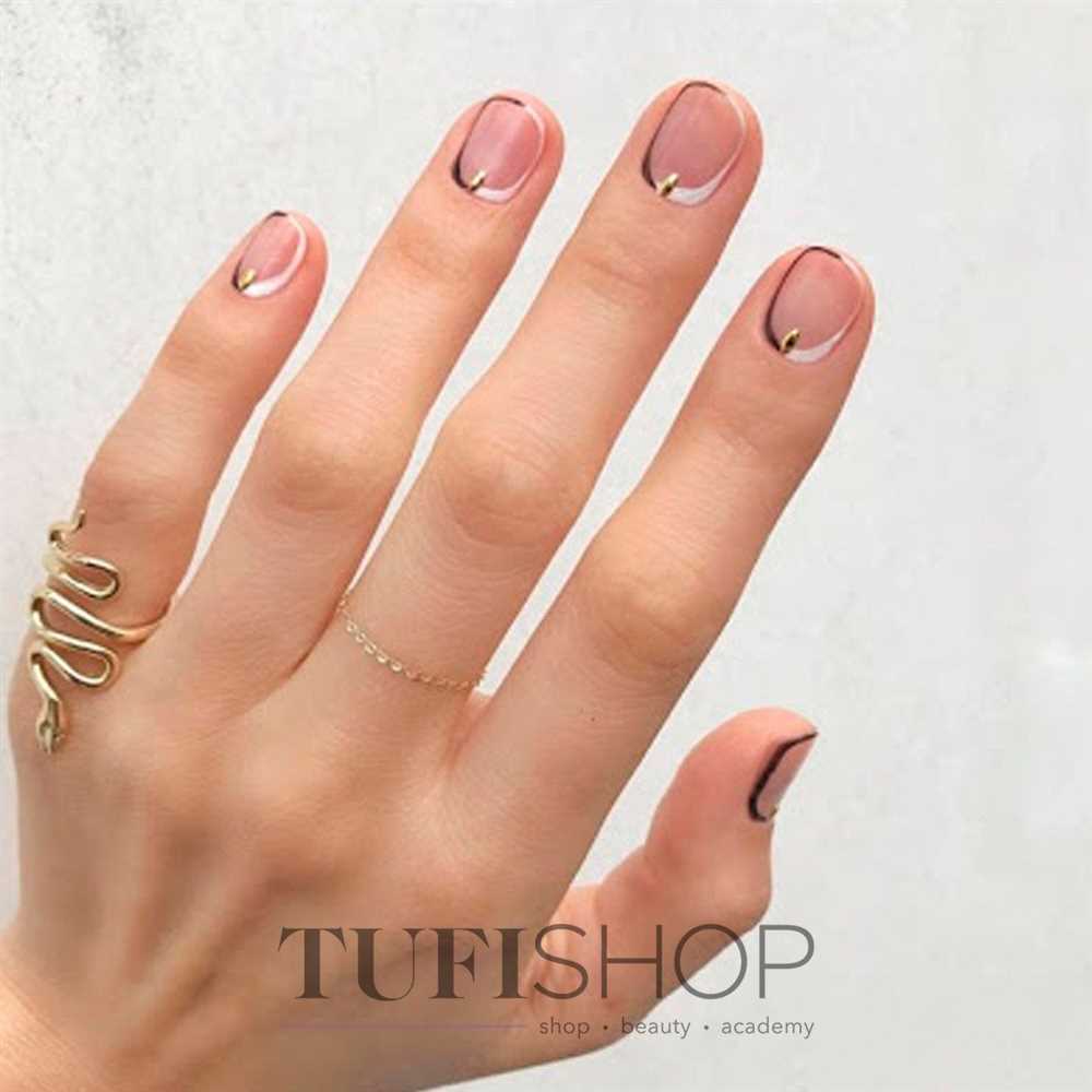 Полупрозрачный маникюр с блестками