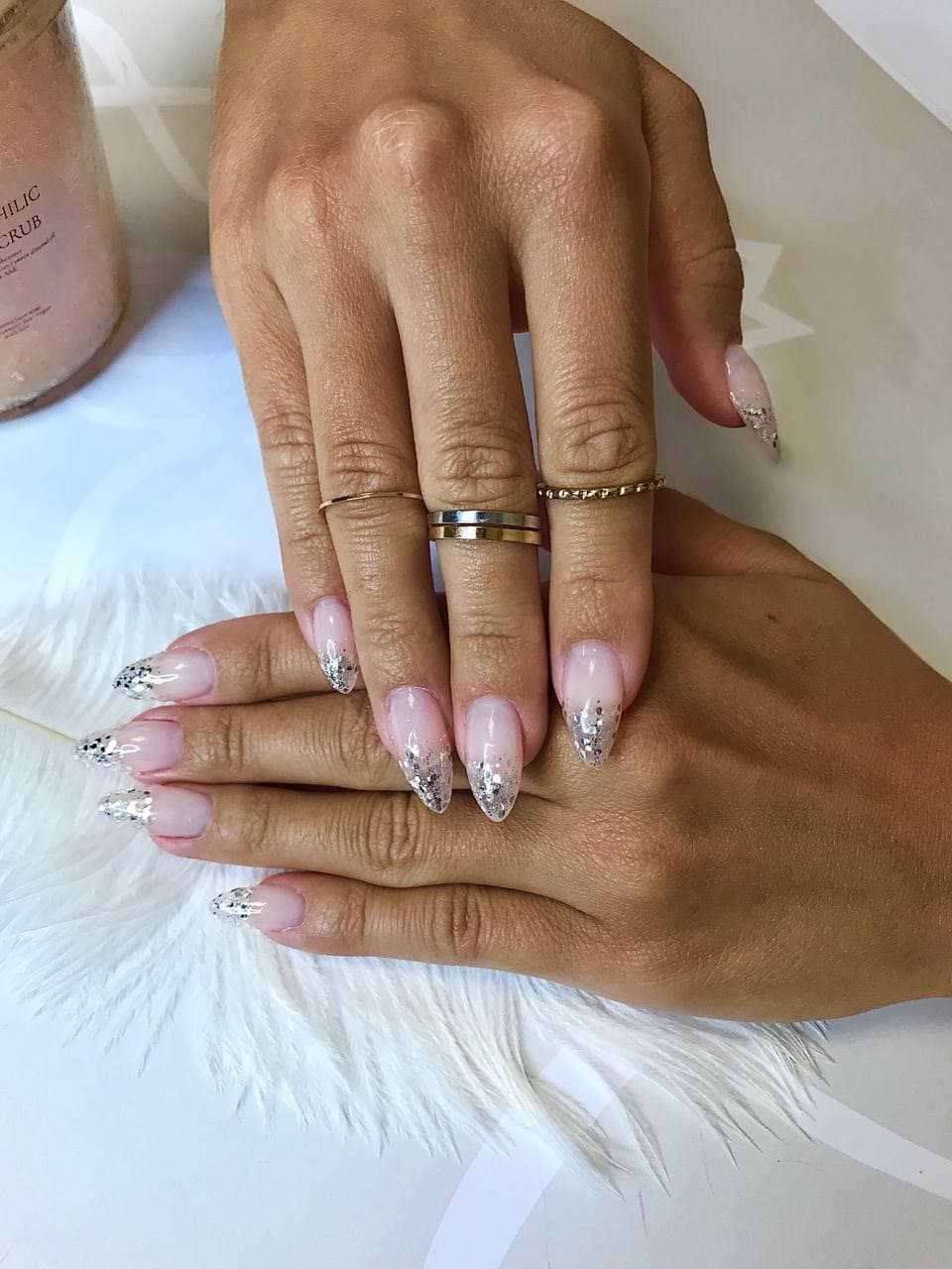 Выбор блесток для прозрачного маникюра