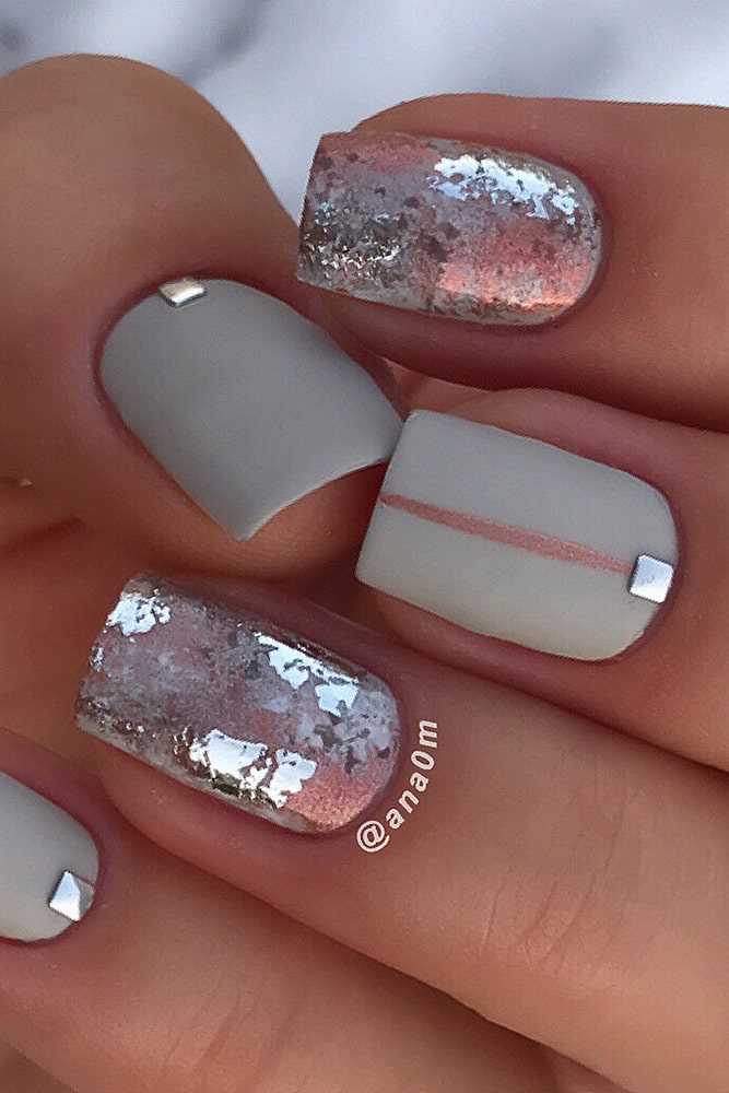 Серебристый маникюр с фольгой